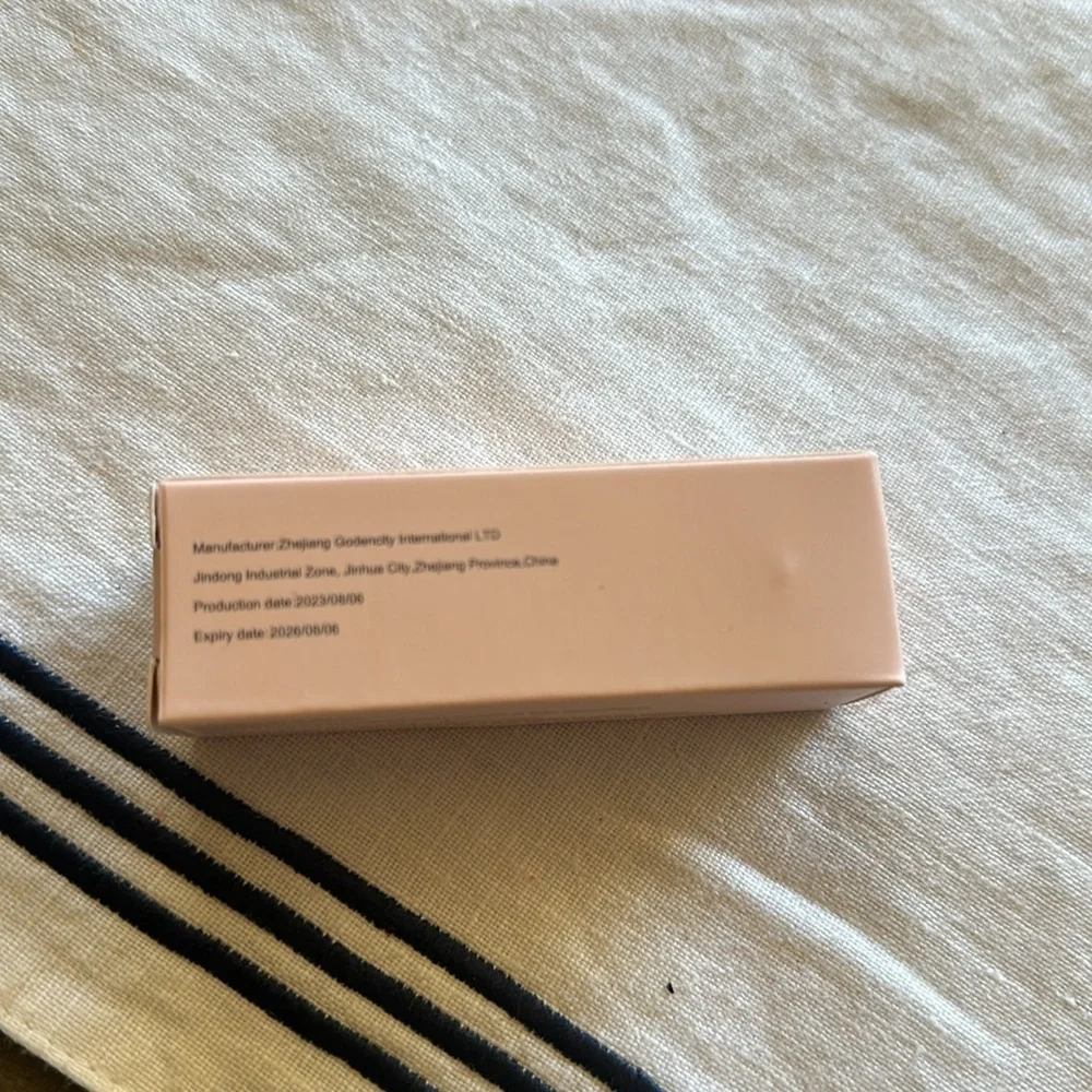 NWT Gold foil flower color changing lipstick 0.12 0Z.